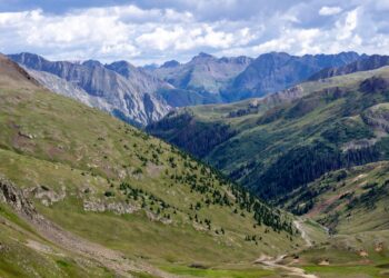 What Does the Authentic Colorado Lifestyle Entail at Cobble Creek?